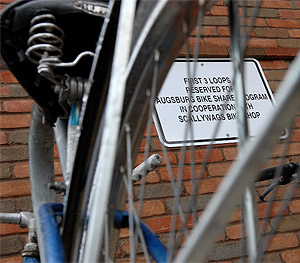 Picture of a bike parked at Lindell Library.